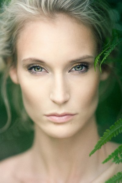 Bára Kolářová s detailem na obličej se zelenýma očima