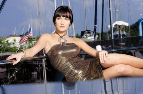 Eliška Bučková sedí v šatech na lodi