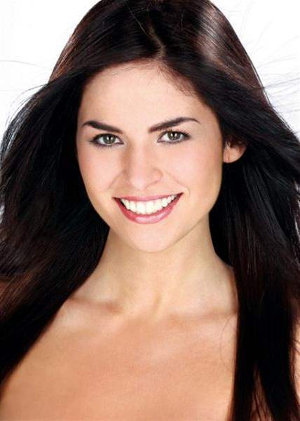 Modelka Adéla Vártová s úsměvem na rtech