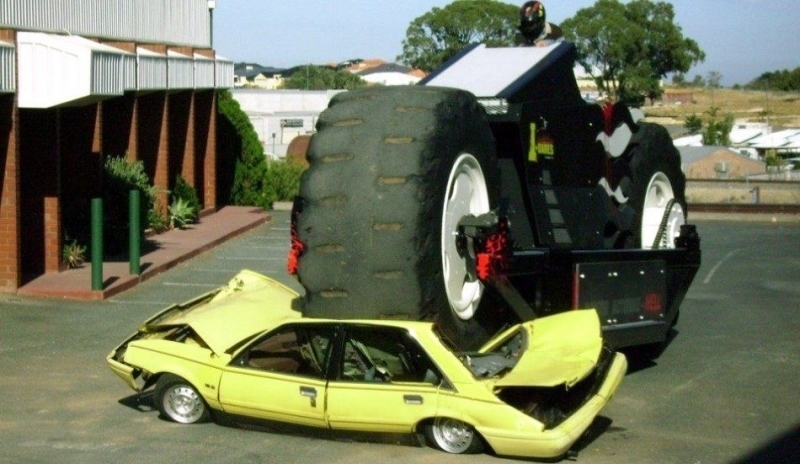 Monster Motorbike-monstrózní motorka drtí auta