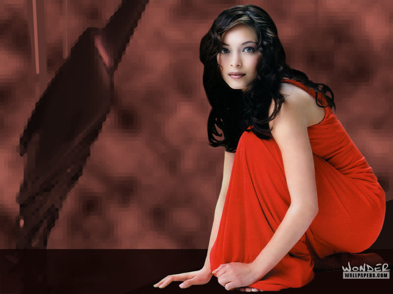 Sexy kráska Kristin Kreuk v červených šatech