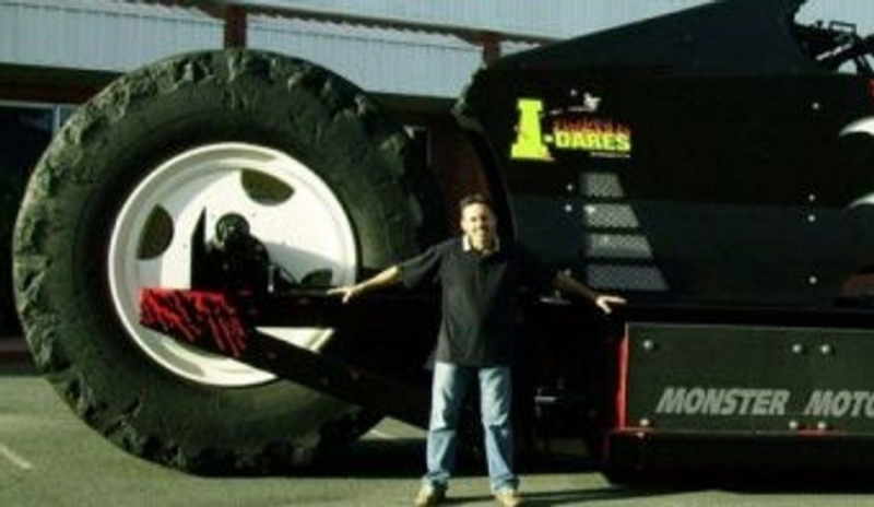 Monstrózní motorka Monster Motorbike drtí auta