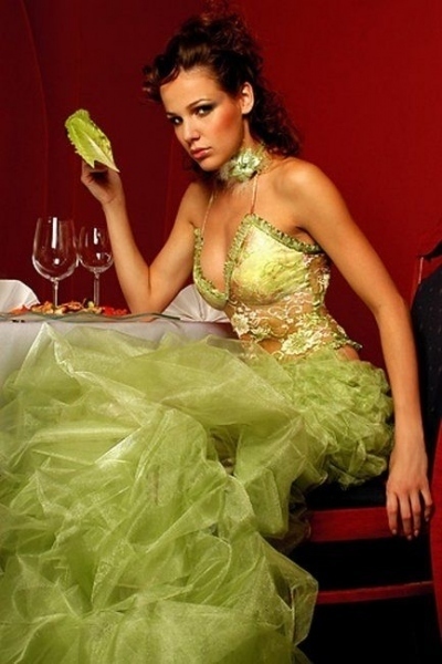 Radka Kocurová sedící u stolu ve svůdných zelených šatech