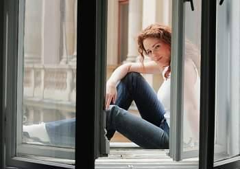 Markéta  Hrubešová sedící v okně