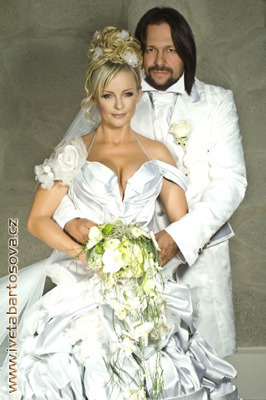 Fotografie Ivety Bartošové a Jiřího Pomeje ve svatebním