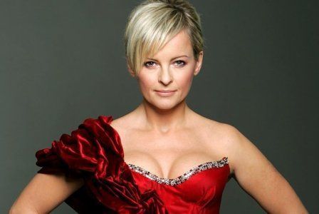 Iveta Bartošová s krátkými vlasy