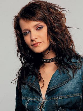 Šárka Vaňková s tmavými vlasy v džínové bundě