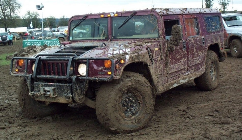 Fotografie zabláceného terénního auta