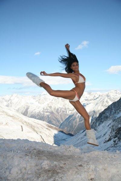 Lilian Sarah Fisherová s pozadím vrcholků hor