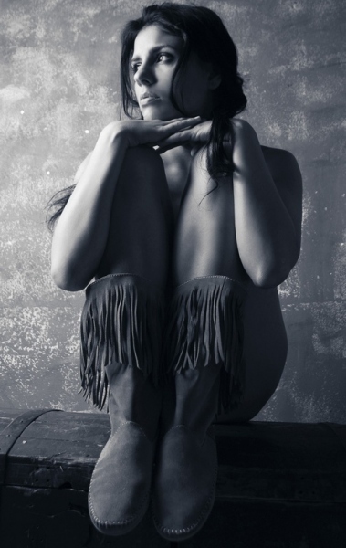 Černobílá fotografie ženy sedící na zemi