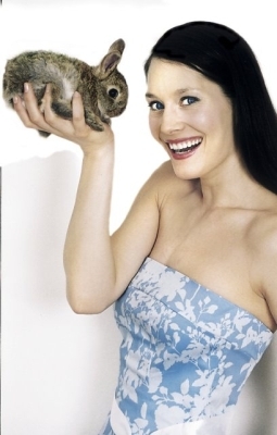 Barbora Seidlová s králíkem v ruce