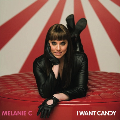 Melanie C oblečená v černém leží na červené posteli