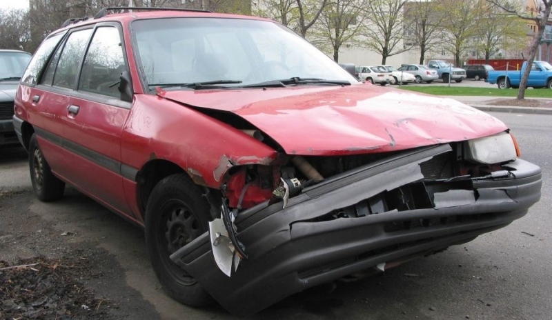 Fotografie nabourané přední části automobilu