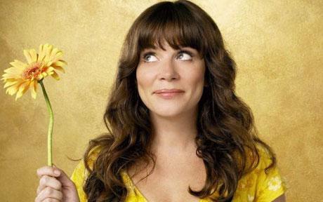 Anna Friel s květinou v ruce