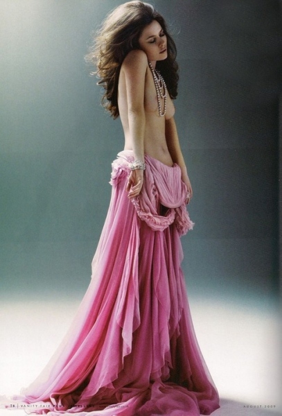 Anna Friel v růžových šatech svléknutých do pasu