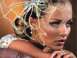 Helena Houdová s květinou v hlavě 