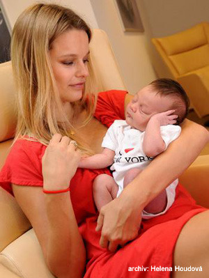 Helena Houdová se synem v náručí