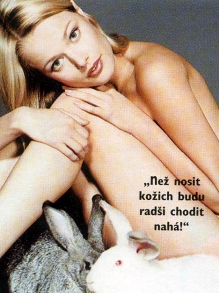 Helena Houdová nahá s králíky u nohou