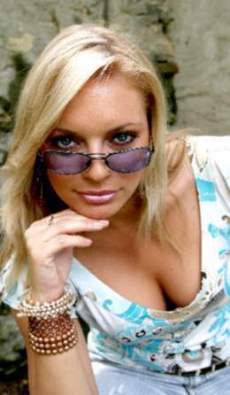 Lucie Borhyová s brýlemi na očích