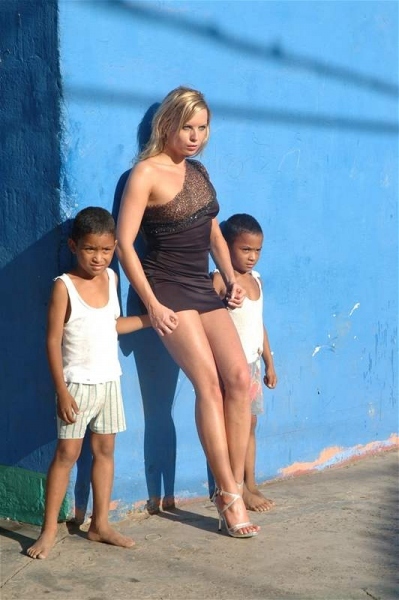 Kristelová s dvěma malými chlapci