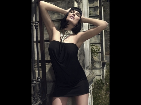 Alena Šeredová pózuje s rukama za hlavou