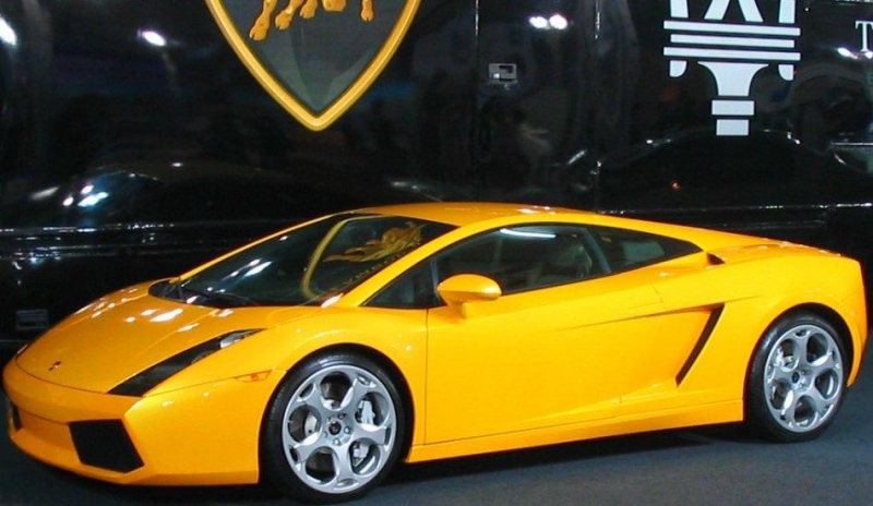 Fotografie sportovního auta žluté barvy