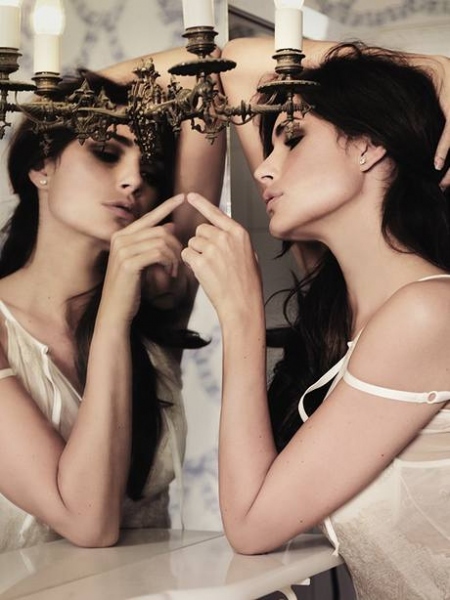 Alena Šeredová před zrcadlem