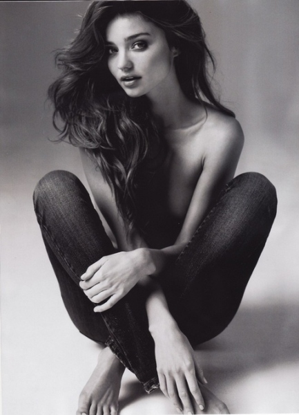 Miranda Kerr sedí polonahá na zemi