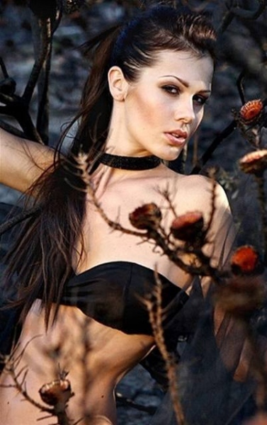 Jana Doležalová v plavkách mezi keři