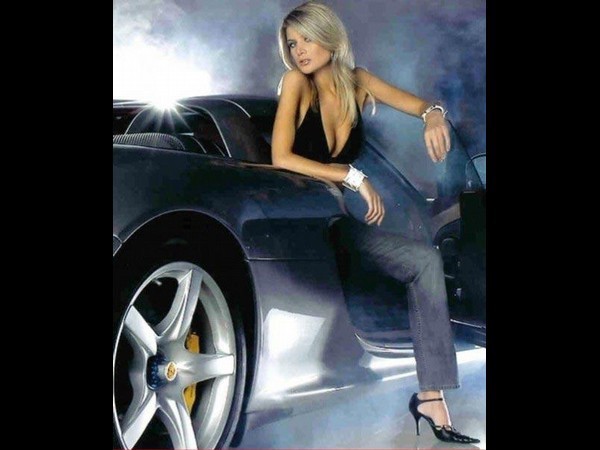 Iveta Lutovská opřená o luxusní vůz