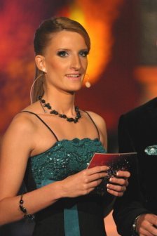 Adela Banášová v černých šatech