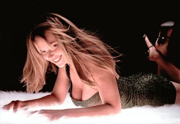 Katherine Heigl leží na chlupaté bílé kožešině