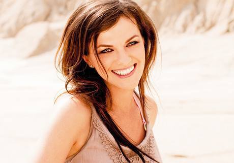 Zpěvačka Marta Jandová s úsměvem na tváři