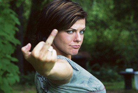 Marta Jandová ukazuje prostředníček