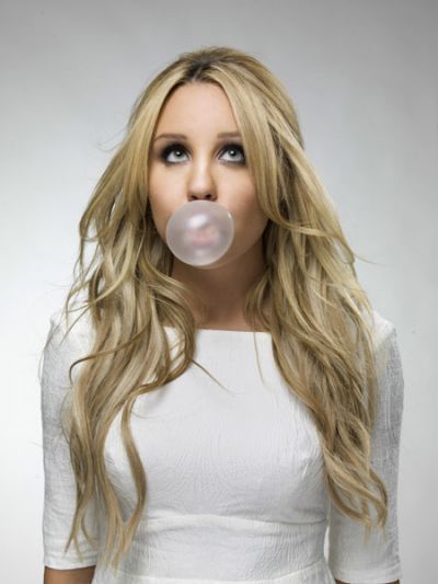 Amanda Bynes v bílých šatech s bublinou u pusy