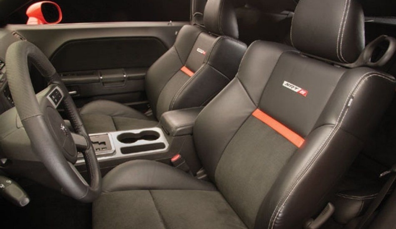 Vnitřní vybavení vozu Dodge Challenger SRT8