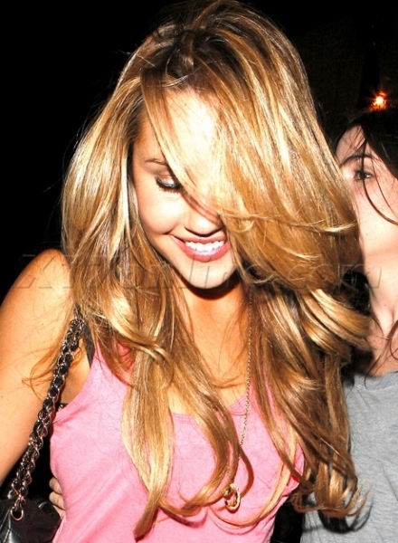 Amanda Bynes s vlasy přes obličej