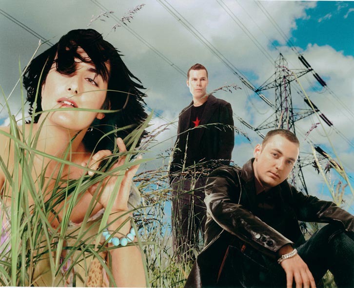 Charismatická Sian Evans se členy skupiny Kosheen