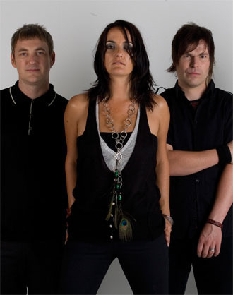 Sian Evans se členy skupiny Kosheen