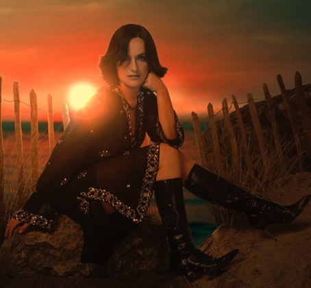 Sian Evans sedí v přírodě při západu slunce