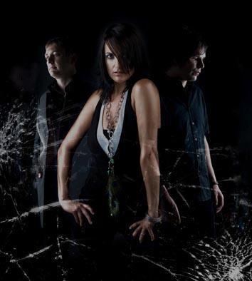 Sian Evans se členy skupiny Kosheen