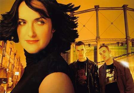 Zpěvačka Sian Evans s rozevlátými vlasy