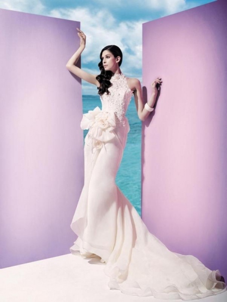 Aneta Vignerová v bílých svatebních šatech s mořem v pozadí