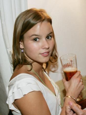 Patricie Solaříková se sklenicí v ruce