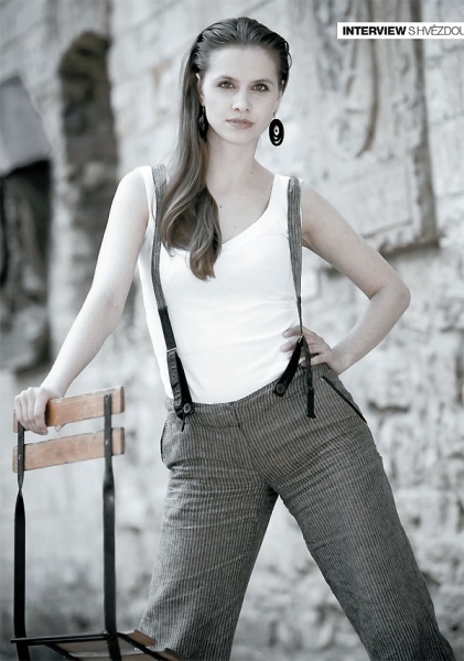 Půvabná Zuzana Vejvodová v triku a kalhotech s kšandami