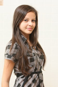 Mladá tmavovlasá bruneta v kostkované košili