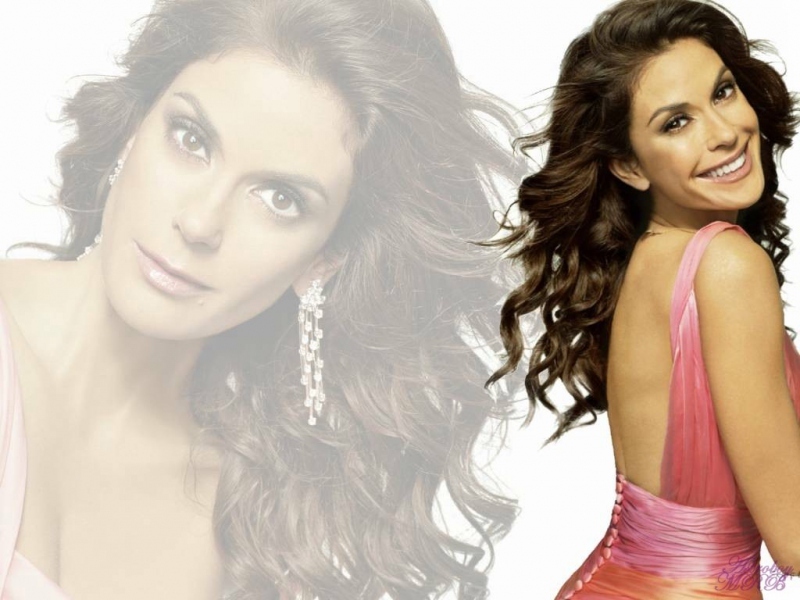 Teri Hatcher se svůdným pohledem v sexy šatech