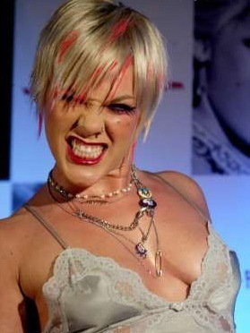 Žena sedícív kombiné na modrém podkladu