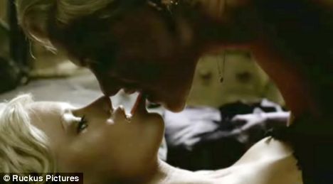 Fotografie líbající se Pink s Pink