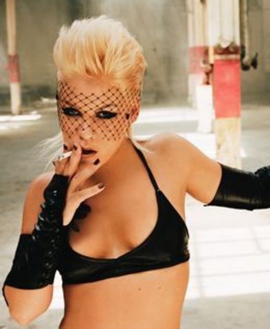 Zpěvačka Pink s cigaretou